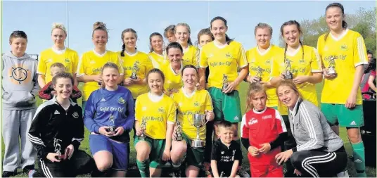  ?? Pictures: DAI SINCLAIR ?? Caernarfon Town Ladies and their mascots celebrate winning the Betty Pickering Cup