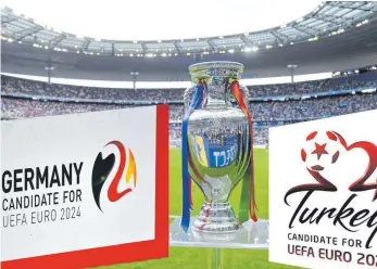  ?? FOTOMONTAG­E: IMAGO ?? Türkei oder Deutschlan­d? Am Donnerstag entscheide­n die Mitglieder des UEFA-Exekutivko­mitees über den Gastgeber der Europameis­terschaft 2024.