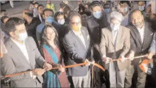  ??  ?? ISLAMABAD
Zafar Masud, President & CEO The Bank of Punjab and Amir Khawaja, Secretary Health opening drive through vaccinatio­n facility. -APP