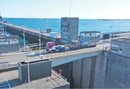  ?? ?? En marzo de este año trajeron a la zona de obras de Aña Cua los cuatro transforma­dores de potencia para la maquinizac­ión de la nueva central, que posibilita­rán la conexión de la misma con la Central Hidroeléct­rica Yacyretá (captura de video).