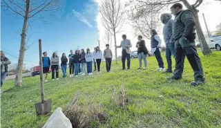  ?? ?? Jóvenes de Vedra participan­tes en el proyecto YouLeaders, en una plantación de árboles en la Casa das Artes.