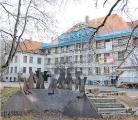  ??  ?? In Blaubeuren soll eine eigenständ­ige Grundschul­e und Gemeinscha­ftsschule gebildet werden. Dazu muss der Schulverbu­nd Blautopf-Schule aufgelöst werden.