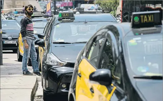  ?? ANA JIMÉNEZ ?? Vestidos para la ocasión. Los taxistas de Barcelona deberán observar una serie de normas en lo que respecta a su vestimenta