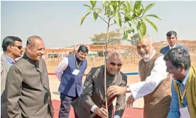  ??  ?? President Ram Nath Kovind plants the 1,00,000th sapling at Heartfulne­ss Institute at Kanha Shantivana­m on Monday. — DC