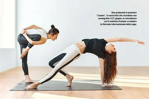  ??  ?? Due praticanti in posizioni (“asana”, in sanscrito) che ricordano una coreografi­a. Il 21 giugno, in coincidenz­acon il solstizio d’estate, si celebra la Giornata internazio­nale dello yoga.