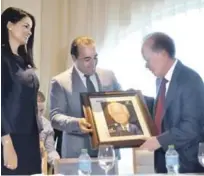  ?? JOSÉ ALBERTO MALDONADO/LISTÍN DIARIO ?? Honor. El empresario José Luis Corripio Estrada recibió un retrato que le fue obsequiado durante el Diálogo Joven, celebrado ayer.