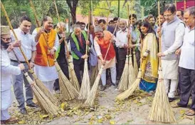  ?? HT PHOTO ?? Media reports claimed that some people littered garbage on a pre-cleaned pavement before BJP leaders reached the India Islamic Cultural Centre on Lodhi Road for a cleanlines­s drive there.