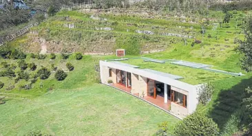  ?? VICENTE Costales / EL COMERCIO y Cortesía LORENA DARQUEA ?? En la Casa Mirador de AR+C se utilizó césped natural en la cubierta.