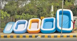  ?? SANCHIT KHANNA/HT ?? Inflatable pools on sale near Moti Bagh, on Tuesday.