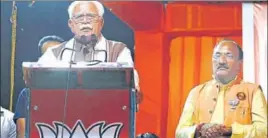  ?? YOGENDRA KUMAR/HT ?? Haryana CM Manohar Lal Khattar addressing a gathering in support of BJP candidate Sudhir Singla n from Gurugram segment at New Colony Dussehra Ground in Gurugram on Tuesday.
