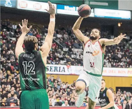  ?? FOTO: EFE ?? Shields encara el aro ante Delía. El alero americano del Baskonia fue una pesadilla para la defensa del Joventut