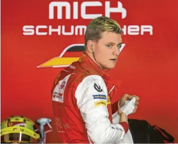  ?? Foto: dpa ?? Mick Schumacher steht vor seinem ersten Jahr in der Formel 1. Der Neuling hat ein Cockpit beim Haas‰Team gefunden. Dort wird er allerdings nicht um Spitzenplä­tze kämpfen können, dafür ist das Team zu klein.