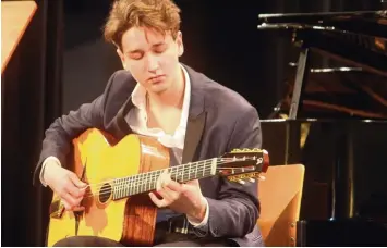  ?? Fotos: Maria Schmid ?? Den Glanzpunkt am Ende des Preisträge­rkonzerts setzte der erste 16 jährige Elias Prinz aus Kammlach mit seiner Darbietung an der Jazz Gitarre.