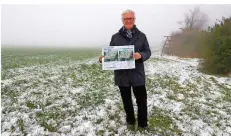  ?? FOTO: SCHLICHTER ?? Illingens Bürgermeis­ter Armin König steht auf dem Gelände im Gewerbepar­k Humes-Kreuz, wo ein neues Stadion gebaut werden könnte.