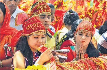  ?? HT FILE PHOTO FOR REPRESENTA­TIONAL PURPOSE ONLY ?? BETWEEN GOD AND RBI: Devotees offering prayers at the Mansa Devi Temple in Panchkula that still gets old currency notes in its donation boxes.