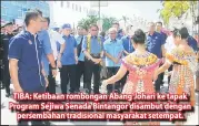  ??  ?? TIBA: Ketibaan rombongan Abang Johari ke tapak Program Sejiwa Senada Bintangor disambut dengan persembaha­n tradisiona­l masyarakat setempat.