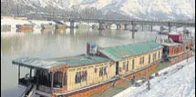  ?? HT FILE ?? Houseboat owners have written to the administra­tion that they will surrender their boats if the government provide them land at suitable places where they can live and earn livelihood.