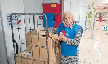  ?? ?? Pilar Susín, voluntaria habitual, recogía durante el día de ayer todo tipo de alimentos.