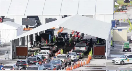  ?? DANIEL A. VARELA dvarela@miamiheral­d.com ?? Drivers wait at the COVID-19 testing center at Hard Rock Stadium in Miami Gardens on Thursday.