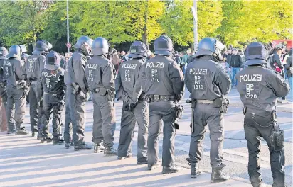  ?? FOTO: IMAGO ?? Polizisten begleiten in Berlin am 1. Mai einen Demonstrat­ionszug.