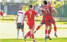  ?? FOTO: CHRISTIAN FLEMMING ?? Stefan Philipp (rechts) bejubelt mit den Spielerkol­legen den Sieg in Unterzahl gegen Dostluk.