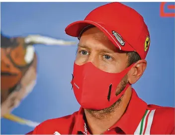  ?? FOTO: SUTTON/AP/DPA ?? Obwohl der Mundschutz einen großen Teil seines Gesichts verdeckt, ist Sebastian Vettel seine schlechte Laune deutlich anzusehen. Der Heppenheim­er steht bei Ferrari in seiner letzten Saison auf dem Abstellgle­is.