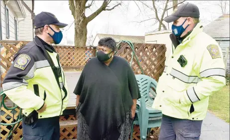  ?? Peter Hvizdak / Hearst Connecticu­t Media ?? During a shooting in late November, bullets entered the home of Kim Washington of Marlboro Street, center. She is pictured with Hamden Police Capt. Kevin Samperi, left, and Det. Sean Dolan.