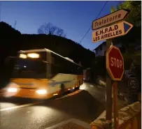  ?? (Photo Frantz Bouton) ?? La route métropolit­aine qui permet d’accéder à Gilette a été coupée pour une durée indétermin­ée, en prévision d’une éventuelle chute de pierres.