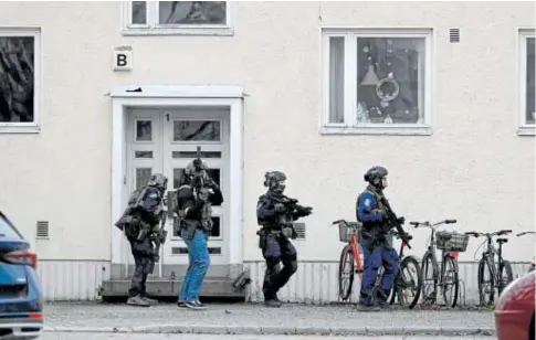  ?? // AFP ?? La Policía finlandesa investiga la escena en la escuela primaria Viertola