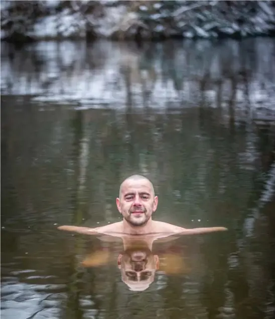  ?? FOTO KAREL HEMERIJCKX ?? “Ik heb al zo’n 600 mensen in het ijswater geholpen”, zegt de Limburgse Iceman Dominique Stulens.