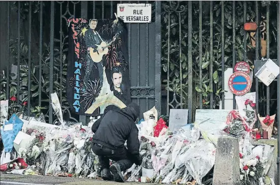  ?? BENOIT TESSIER / REUTERS ?? Los fans del cantante Johnny Hallyday han llenado de flores la verja de su casa en Marnes-la-Coquette, cerca de París