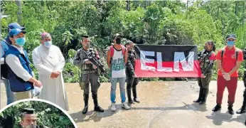  ??  ?? en esta foto, el ejército asegura que esta Salvador Jaime durán (circulo) vestido como guerriller­o del eln.