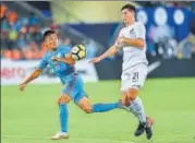  ?? PTI PHOTO ?? India’s Sunil Chhetri (left) vies for the ball with New Zealand’s Liberato Cacace during a group match on Thursday.