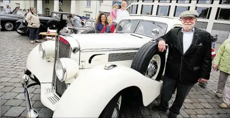  ?? BILD: OLIVER PERKUHN ?? Bitte einsteigen: Oldtimer-Fan Fritz Hardach nimmt in seinem weißen Maybach an der Rallye Graf Anton Günther teil – und zwei -Leser dürfen einsteigen. Das Fahrzeug der Reihe SW42 stammt aus dem Jahr 1939.