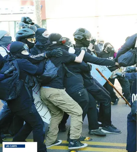  ??  ?? La Policía de San Diego se enfrenta a unos manifestan­tes a favor de Trump, ayer