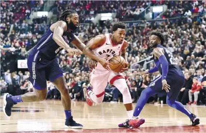  ?? AP FOTO ?? RED HOT. Toronto Raptors guard Kyle Lowry beats past Dallas Mavericks defenders DeAndre Jordan (left) and Wes Matthews (right) in Toronto’s sixth straight win to start the 2018-2019 NBA season.