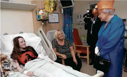  ?? Xinhua ?? Em visita ao hospital infantil de Manchester, a rainha Elizabeth 2ª conversa com Millie Robson, 15, ferida no atentado