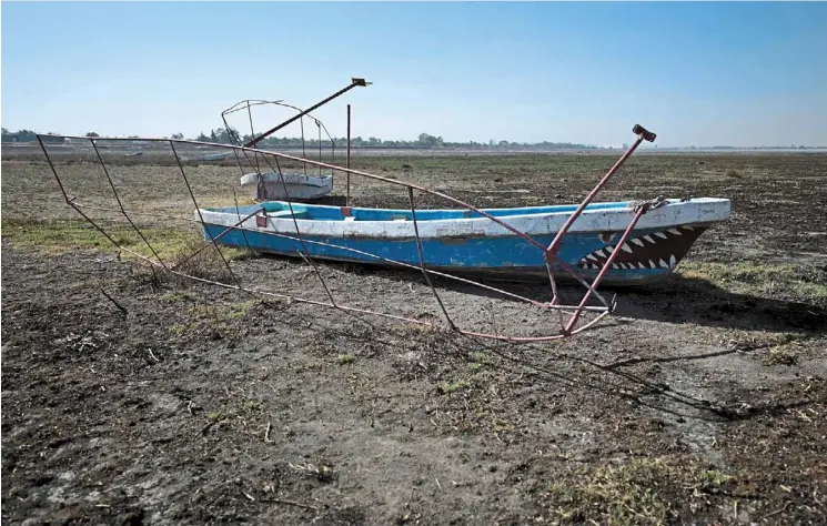  ?? ?? nd a boat is seen at the completely dry Zumpango lake in san pedro de la laguna, Mexico. — afp