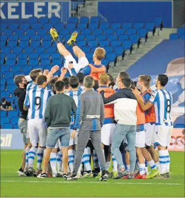  ??  ?? Zurutuza acabó manteado por sus compañeros tras despedirse de Anoeta como jugador txuri-urdin.