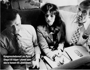  ?? Foto: TT ?? Kongressle­damot Leo Ryan längst till höger i planet som ska ta honom till Jonestown.