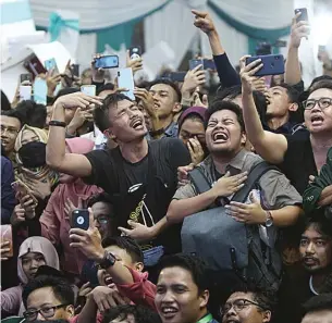  ?? MIFTAHULHA­YAT/JAWA POS ?? PENGGEMAR FANATIK: Para penggemar ikut bernyanyi dan bergoyang saat Didi Kempot tampil pada peringatan Hari Lahir Ke-21 Partai Kebangkita­n Bangsa (PKB) di kantor DPP PKB, Jakarta (23/7).
