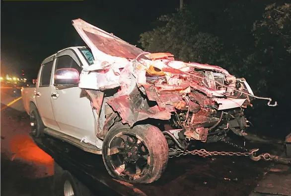  ??  ?? Impacto. Una colisión entre dos pick up causó al menos dos personas lesionadas en el kilómetro 28 de la carretera a Santa Ana.