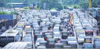  ?? ?? Vehicles move at a snail’s pace on the Western Express Highway during a traffic jam