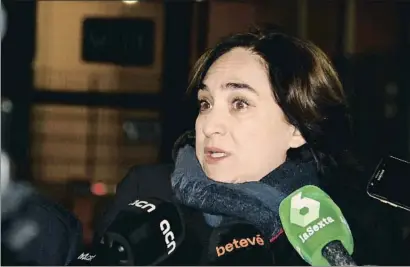  ?? GEMMA ALEMAN / ACN ?? Apoyo a los presos. La alcaldesa de Barcelona, Ada Colau, visitó ayer a los presos independen­tistas en Lledoners y anunció una moción en el pleno municipal del día 25 para apoyarles y condenar el juicio