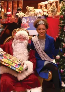  ??  ?? Rose of Tralee Kirsten Mate Maher and Santa at the annual CH Santa Parade in Tralee.