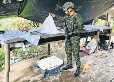  ?? ?? Un soldado colombiano inspeccion­a un recipiente utilizado para elaborar cocaína. La desmilitar­ización del combate al narcotráfi­co está a debate en esa nación.