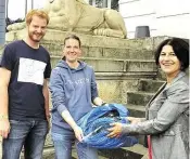  ?? BILD: LANDESMUSE­UM ?? Müll fürs Museum (v.l.): 6onathan Kosberg, Melanie und Ursula Warnke