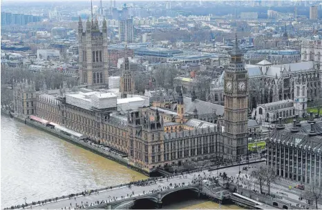  ??  ?? Das Parlaments­haus ist schon jetzt teilweise eine Baustelle. Rechts veraltete elektrisch­e Leitungen, Wasserschä­den und aktuelle Arbeiten am Big Ben.