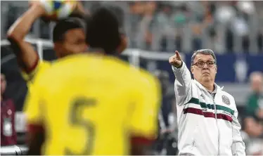  ?? Ronald Martínez / Getty Images ?? El director técnico Gerardo Martino (der.) da instruccio­nes durante el triunfo de México sobre Ecuador en el partido amistoso disputado el domingo 9 de junio en el AT&T Stadium de Arlington, Texas.