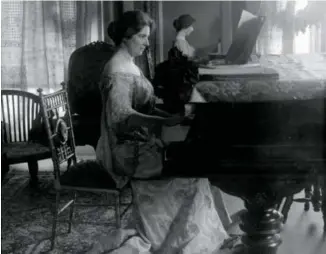  ??  ?? Clara Clemens, la figlia musicista di Mark Twain. Nella pagina precedente, Twain al pianoforte, con la figlia Clara e una sua amica